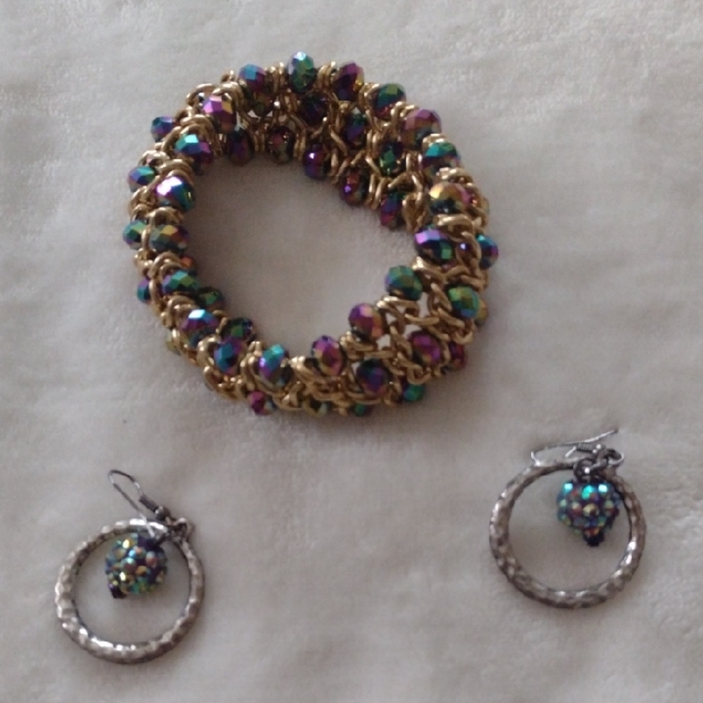 Elegant Gold and Iridescent Beaded Bracelet Set